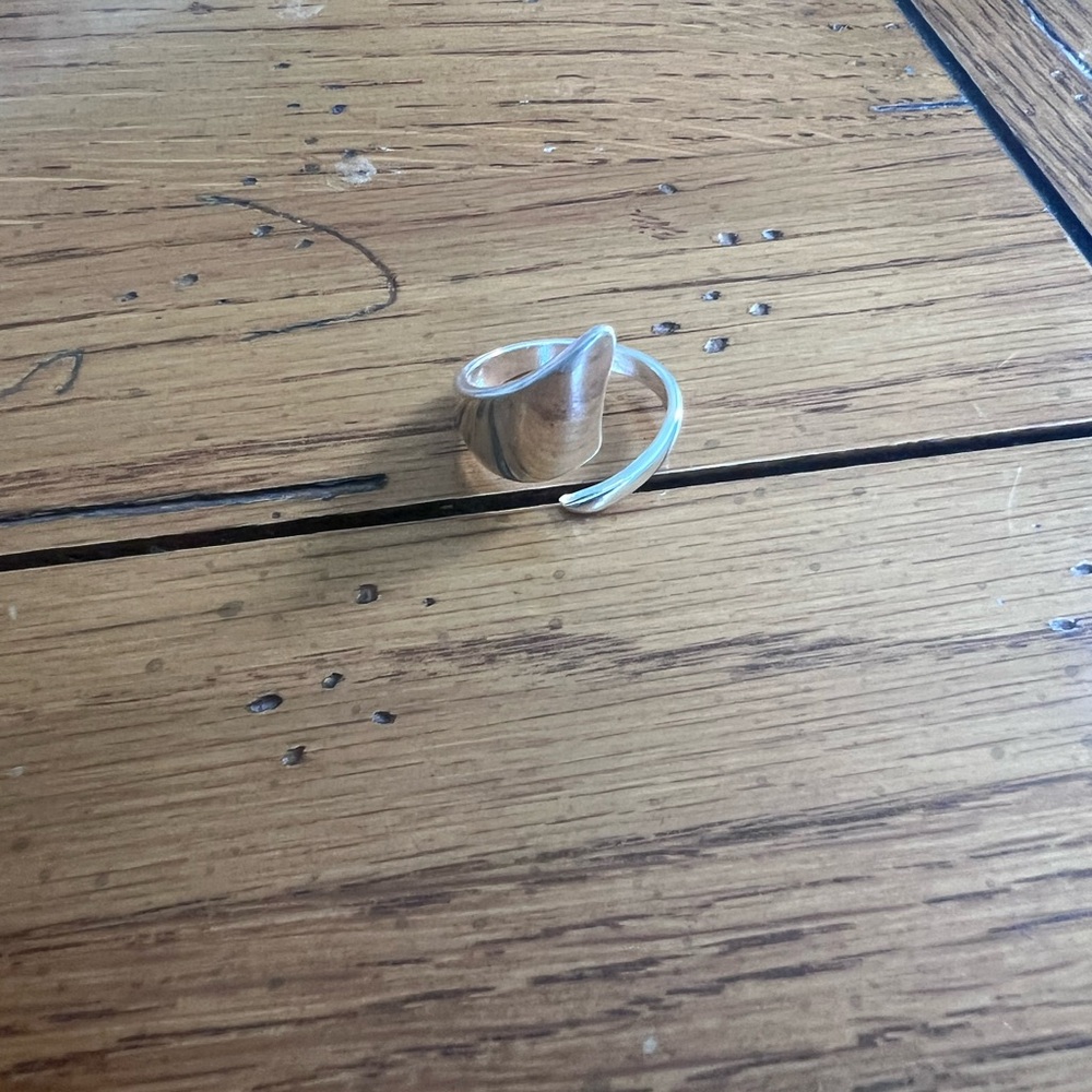 Elegant Silver Women's Ring